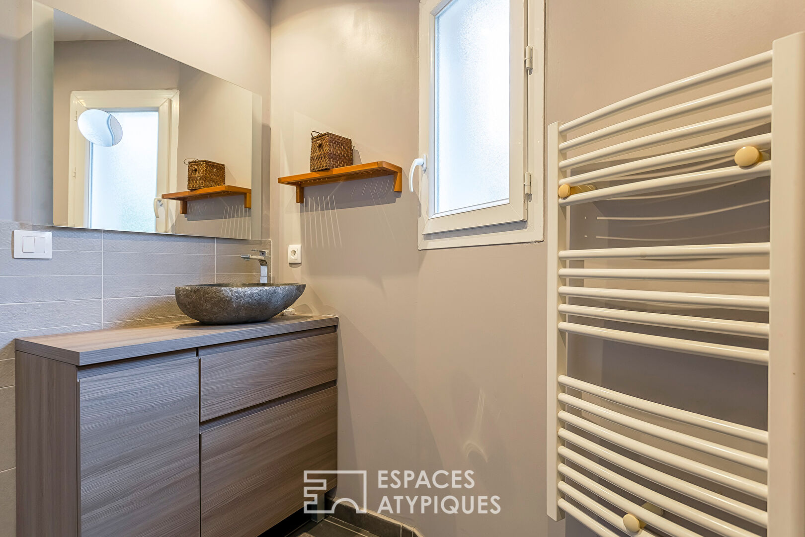 Maison contemporaine avec jardin et piscine