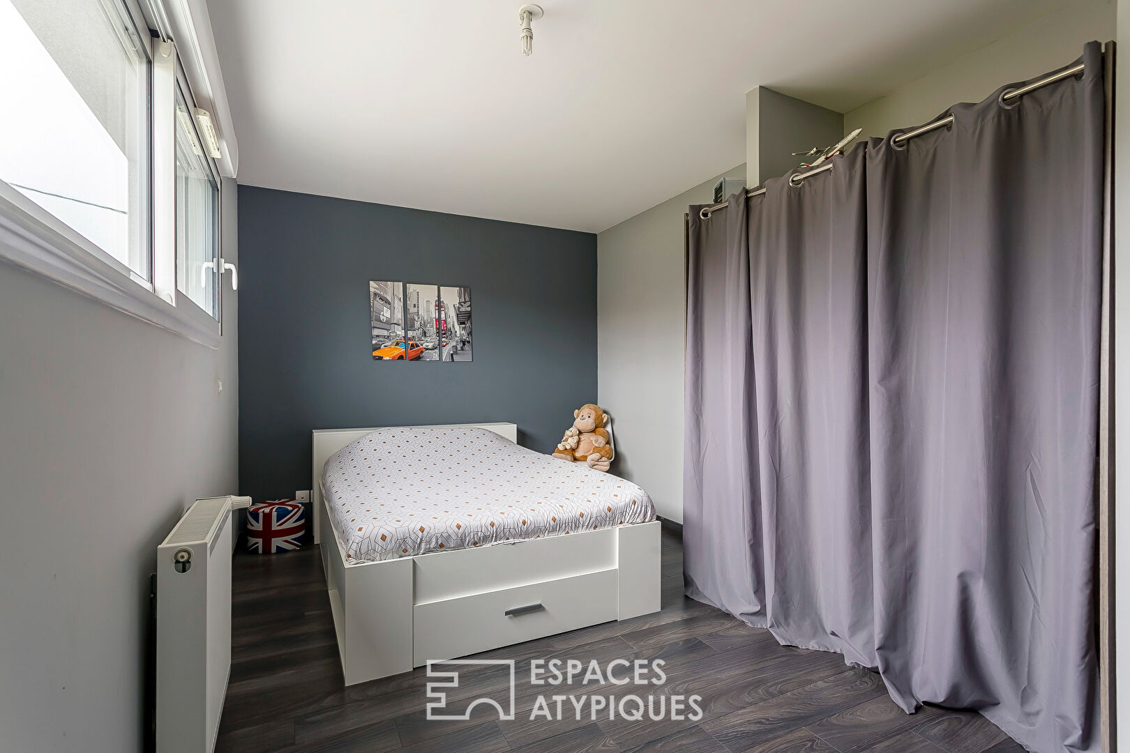 Maison contemporaine avec jardin et piscine