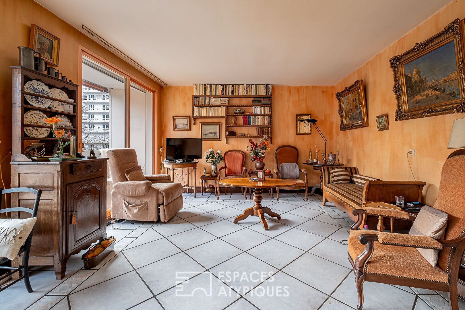 Appartement à rénover dans un cadre arboré avec extérieur proche Point du jour
