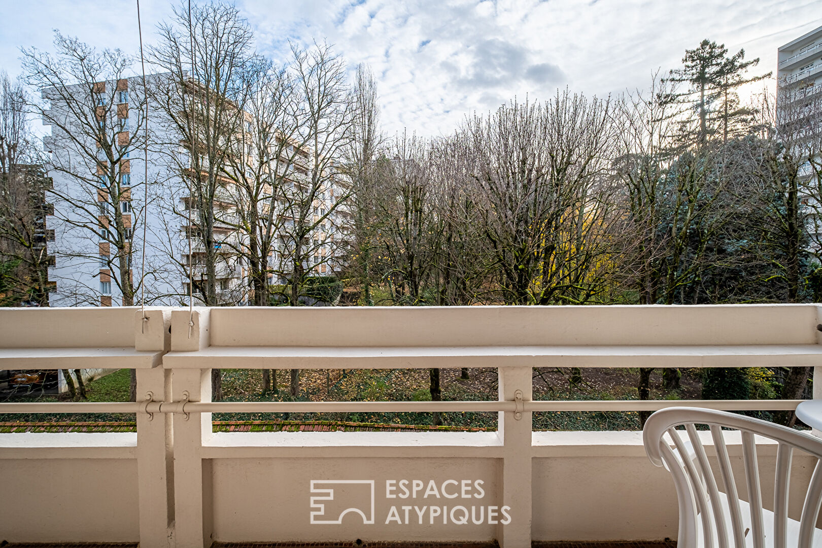 Appartement à rénover dans un cadre arboré avec extérieur proche Point du jour
