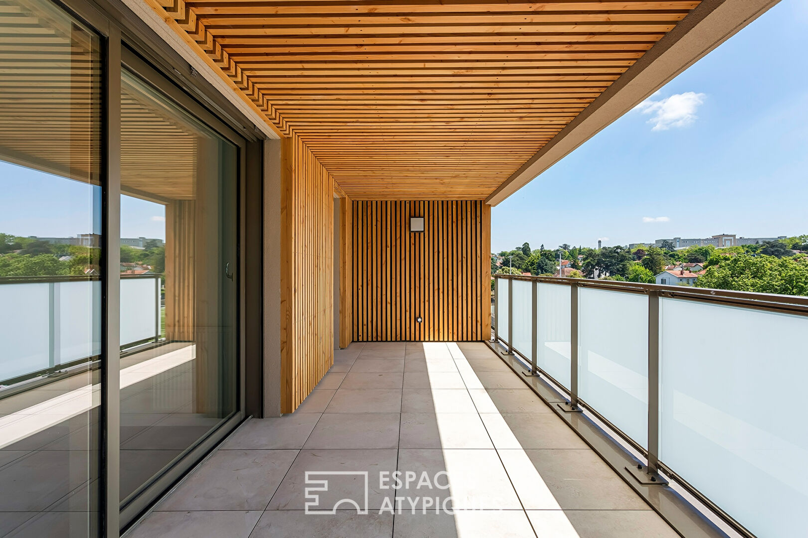 Contemporary apartment with terrace Monchat district