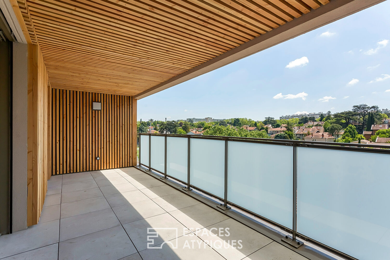 Contemporary apartment with terrace Monchat district