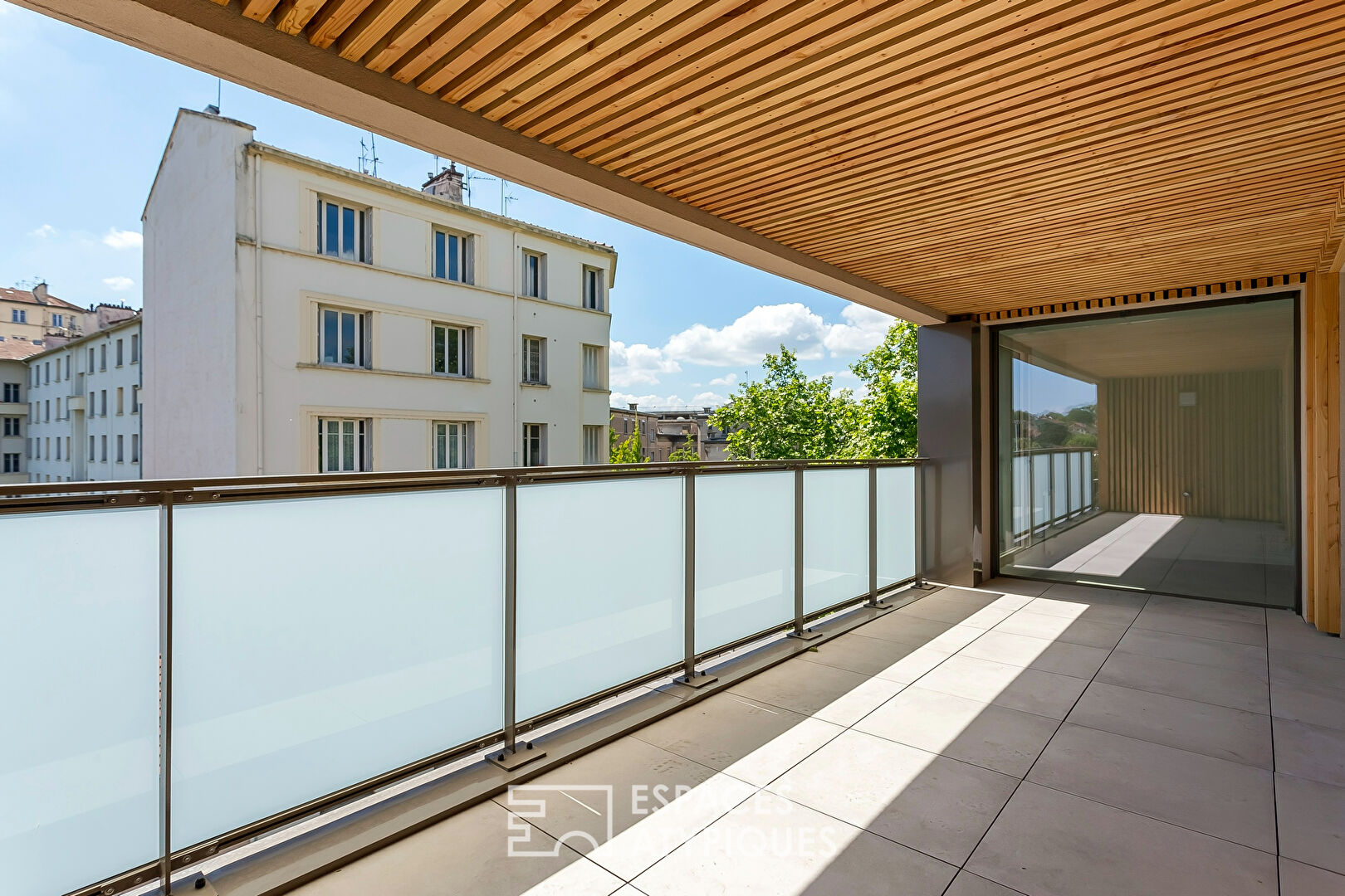 Contemporary apartment with terrace Monchat district