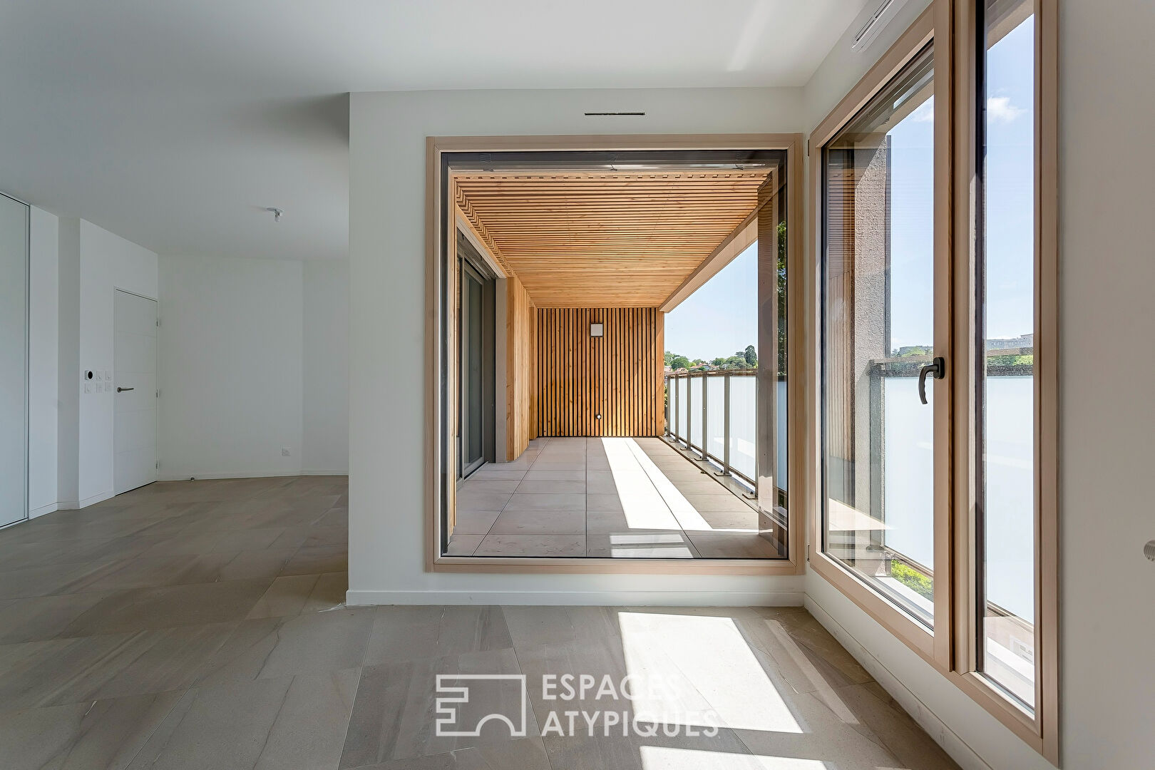 Contemporary apartment with terrace Monchat district