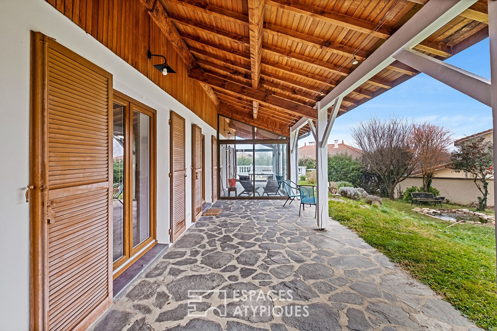 Maison familiale rénovée avec piscine à Charly