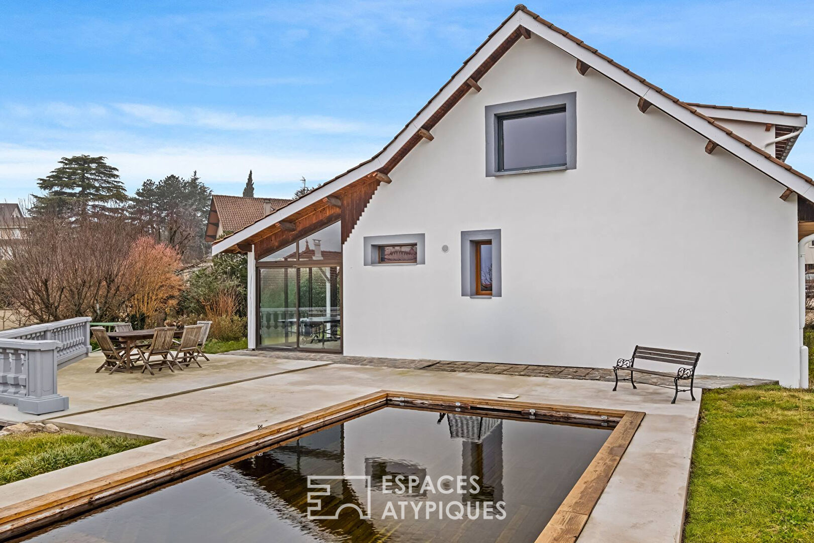 Maison familiale rénovée avec piscine à Charly