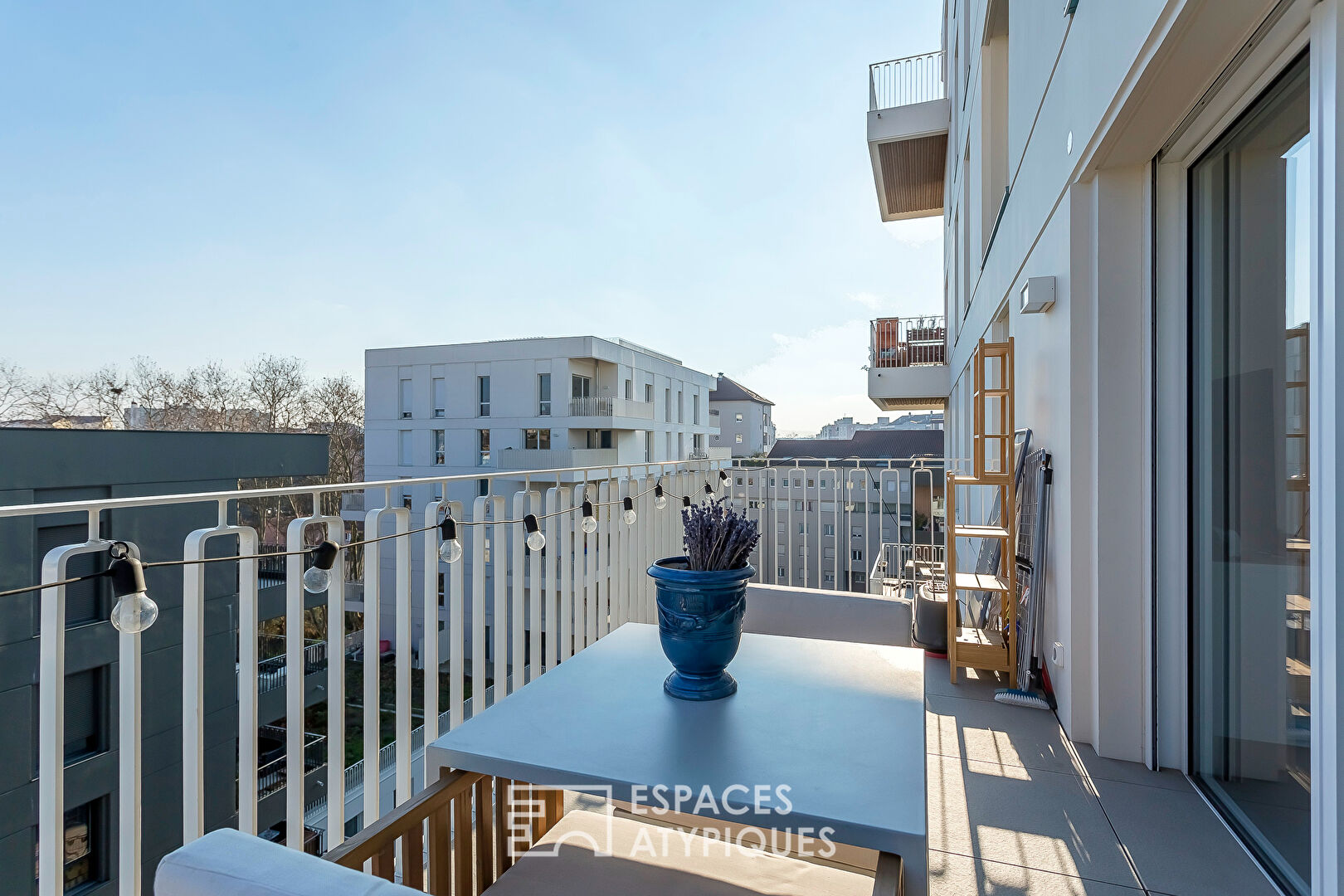 Recent 2-room apartment with terrace