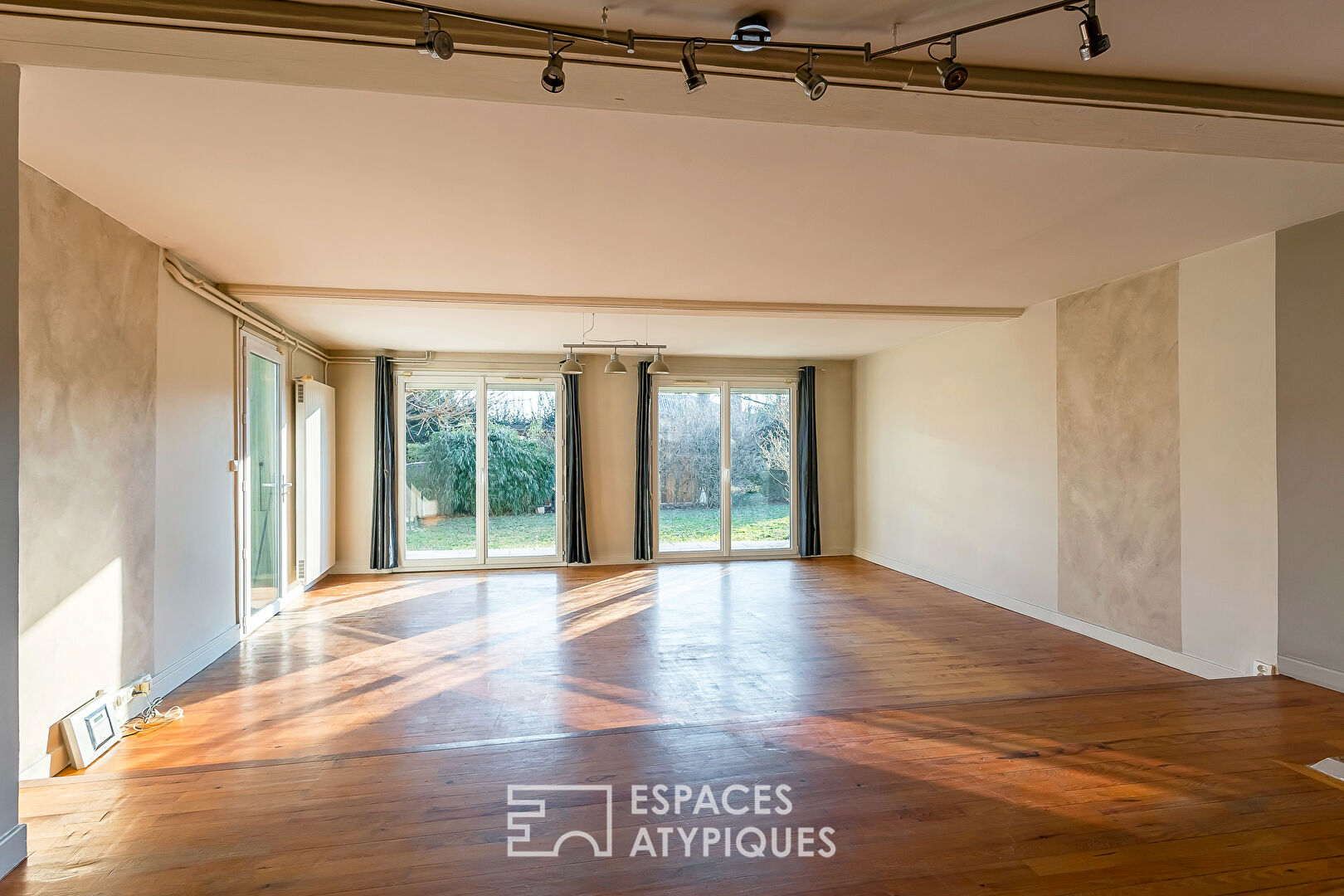 19th century character house with swimming pool on the outskirts of Lyon