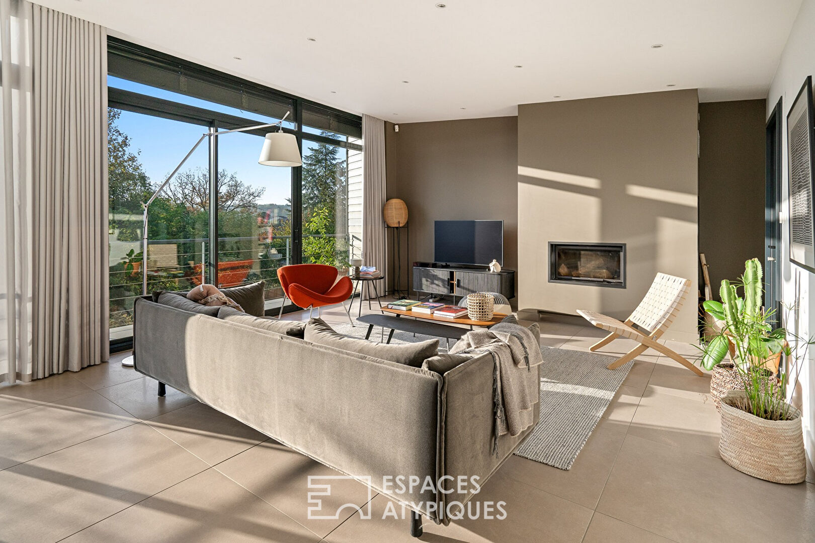 Bourgeois house revisited with contemporary extension