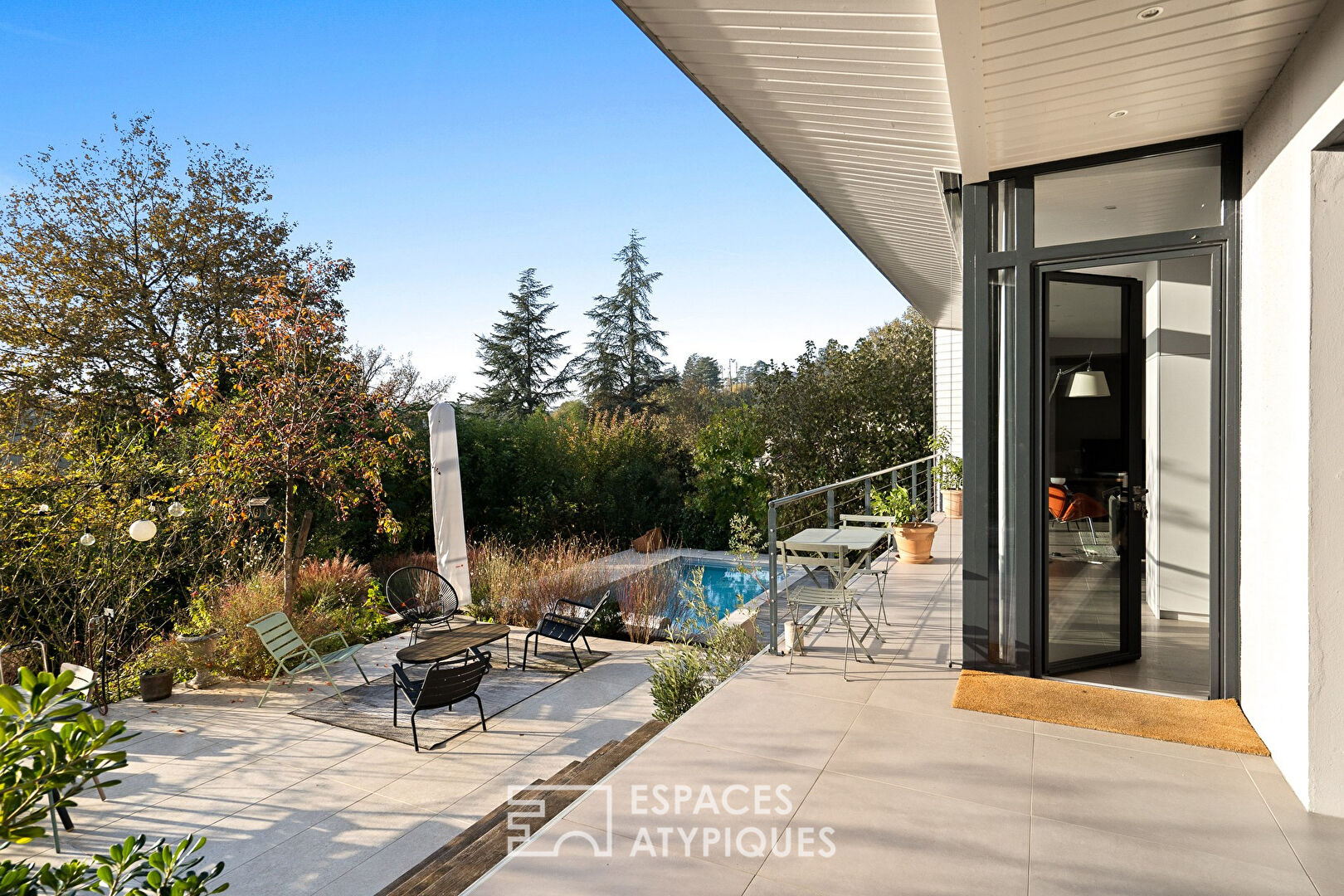 Bourgeois house revisited with contemporary extension