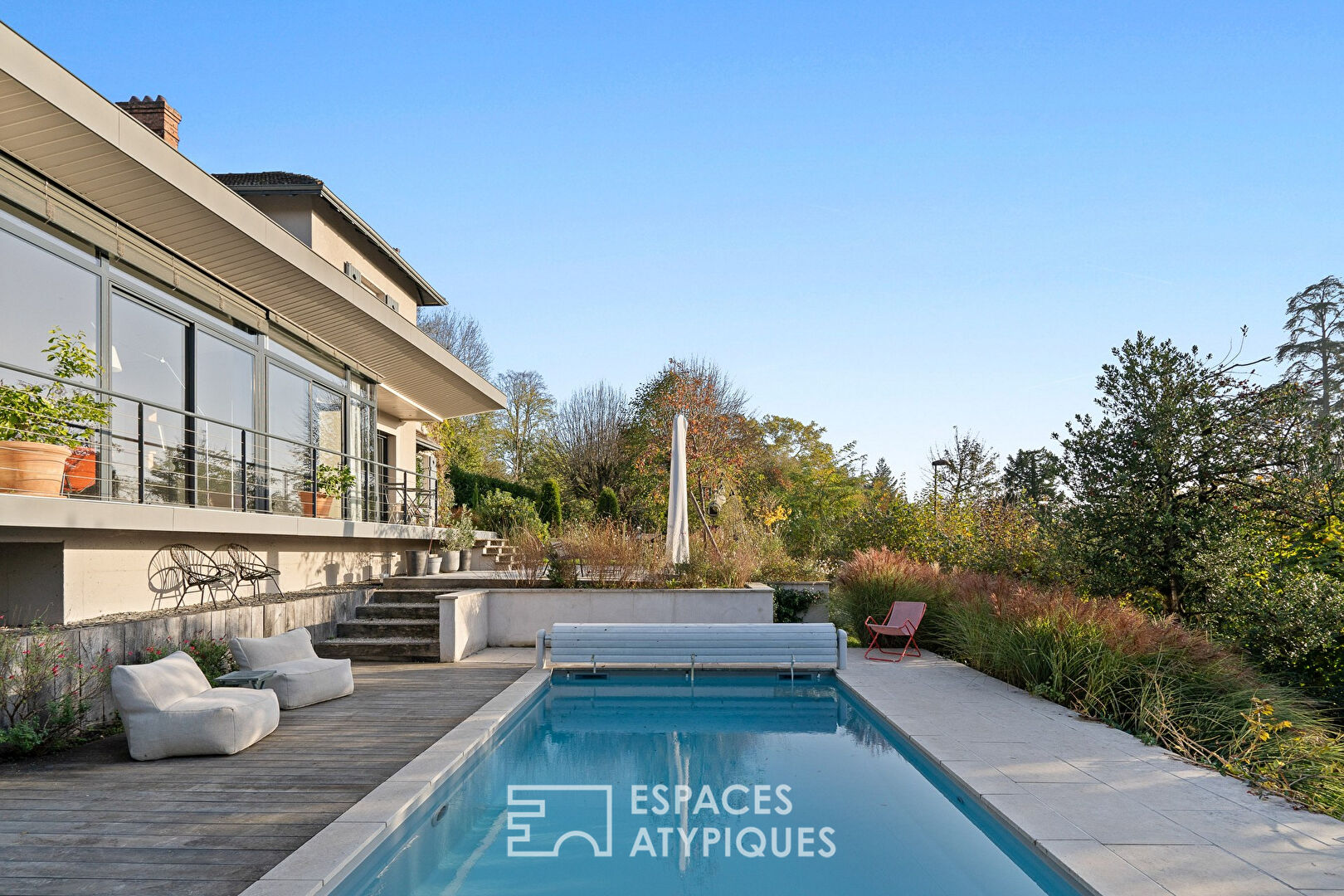 Bourgeois house revisited with contemporary extension