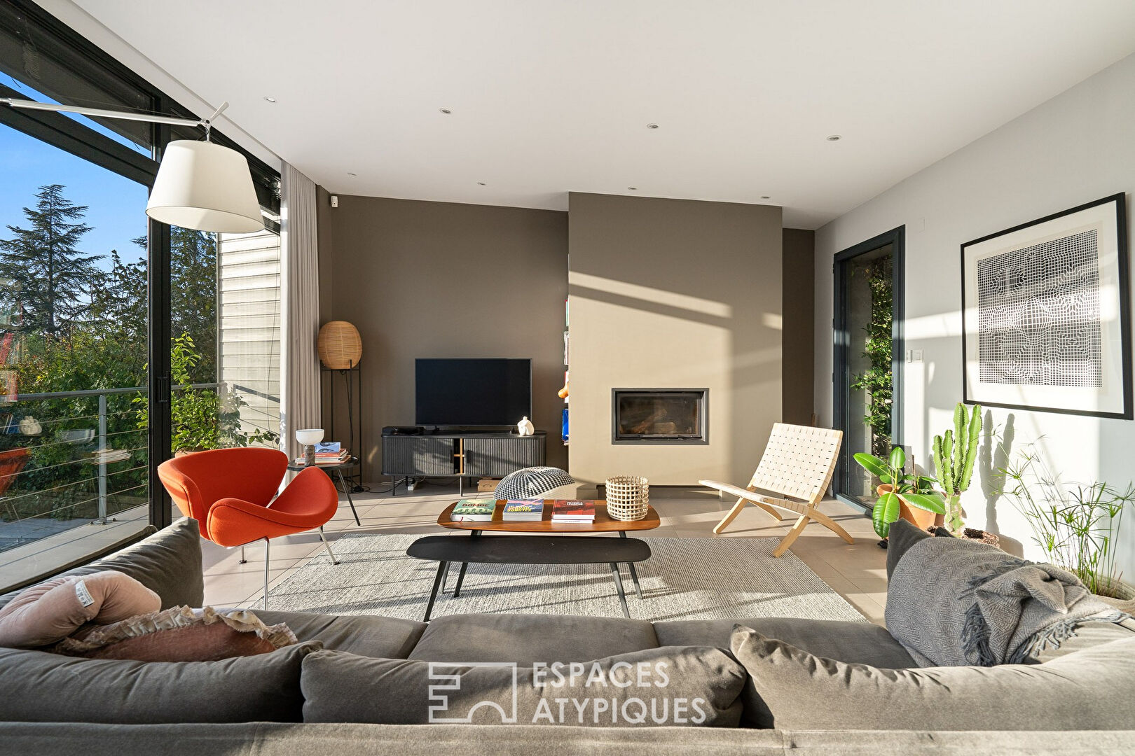 Bourgeois house revisited with contemporary extension