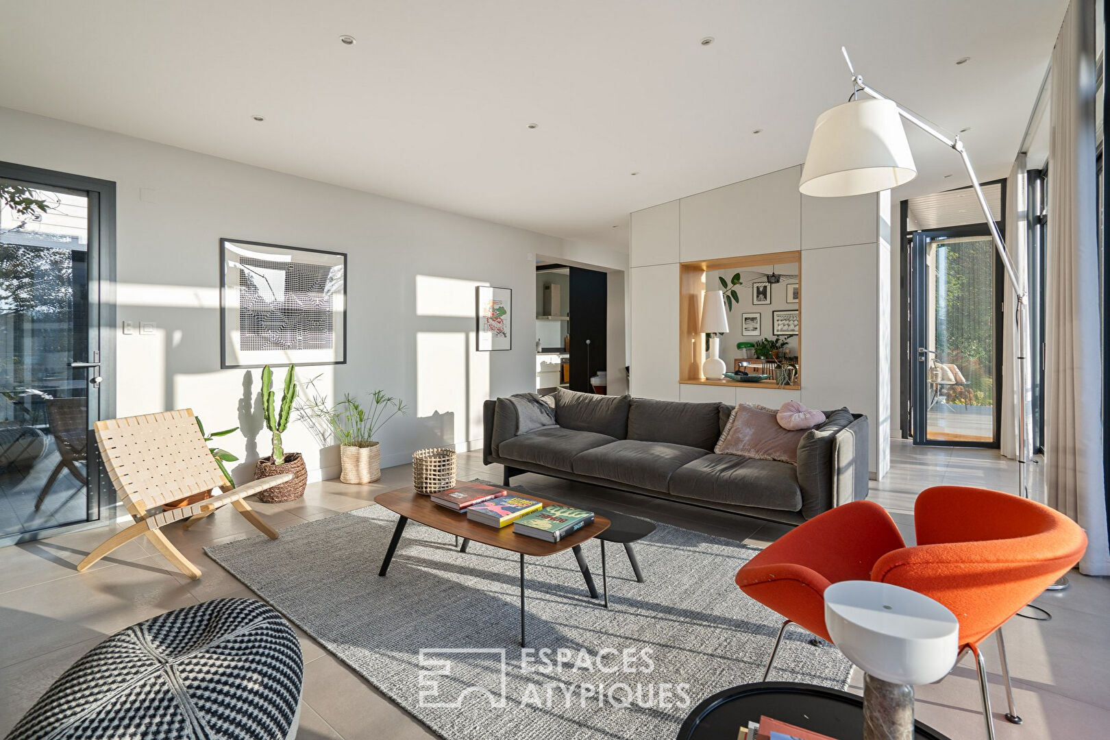 Bourgeois house revisited with contemporary extension