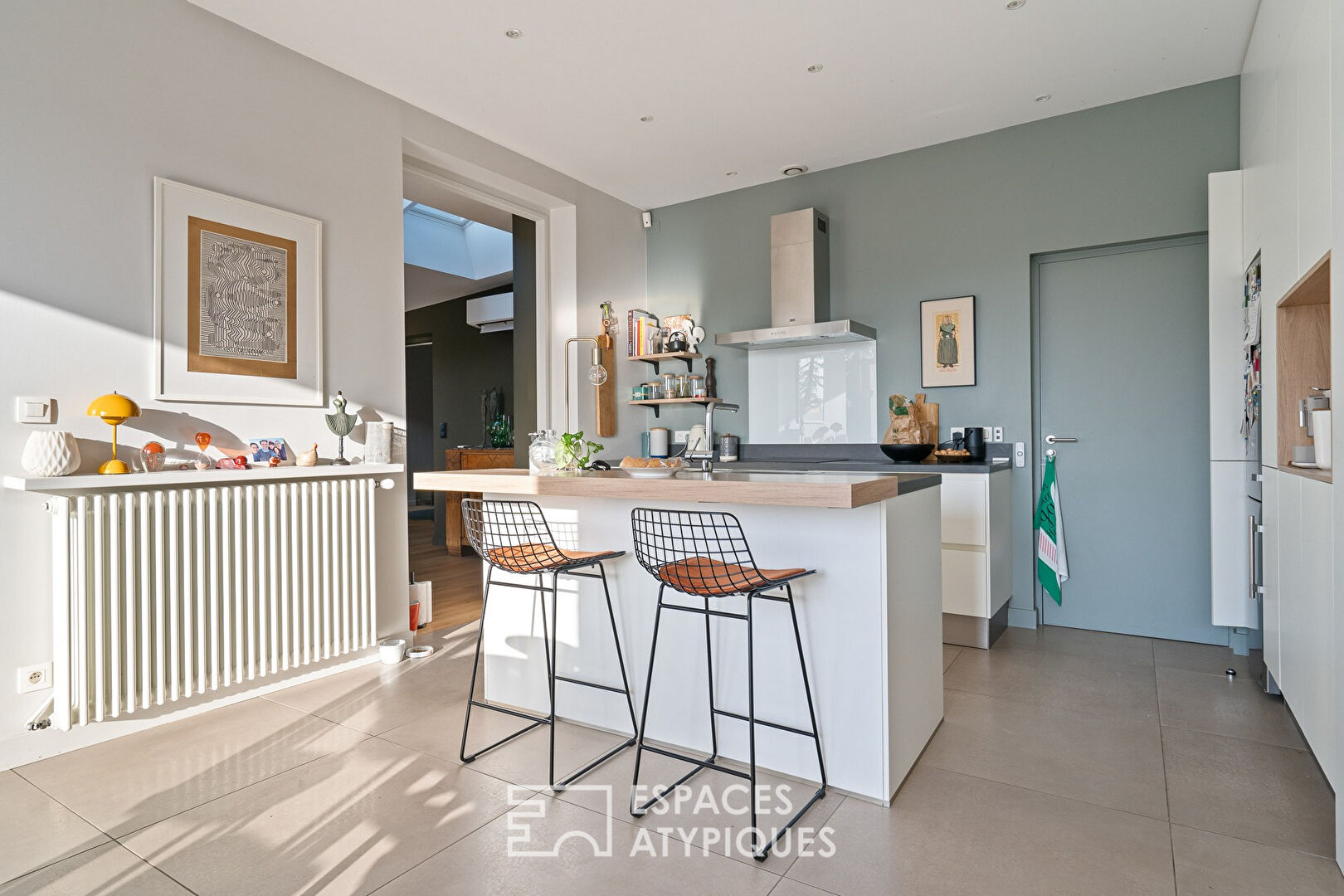Bourgeois house revisited with contemporary extension