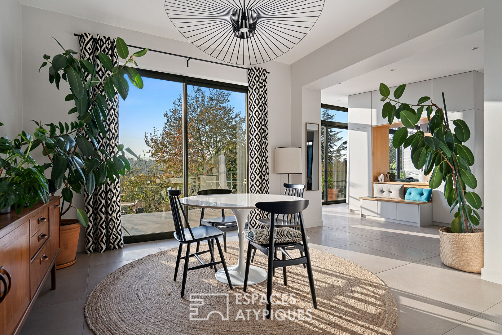 Bourgeois house revisited with contemporary extension