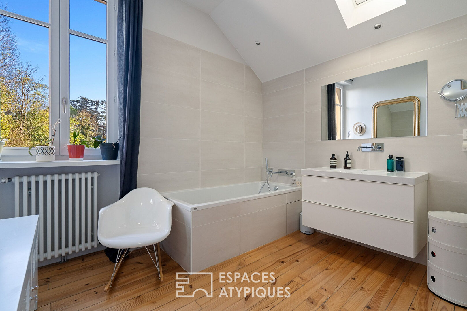 Bourgeois house revisited with contemporary extension