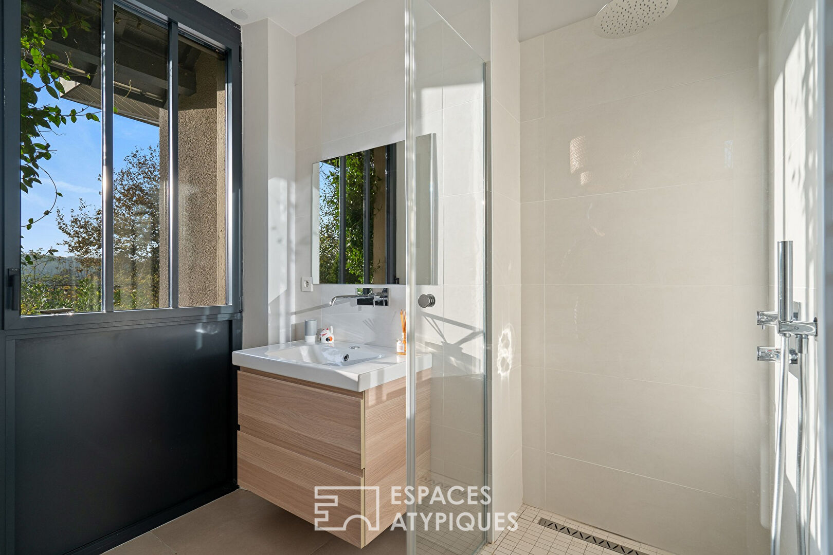 Bourgeois house revisited with contemporary extension