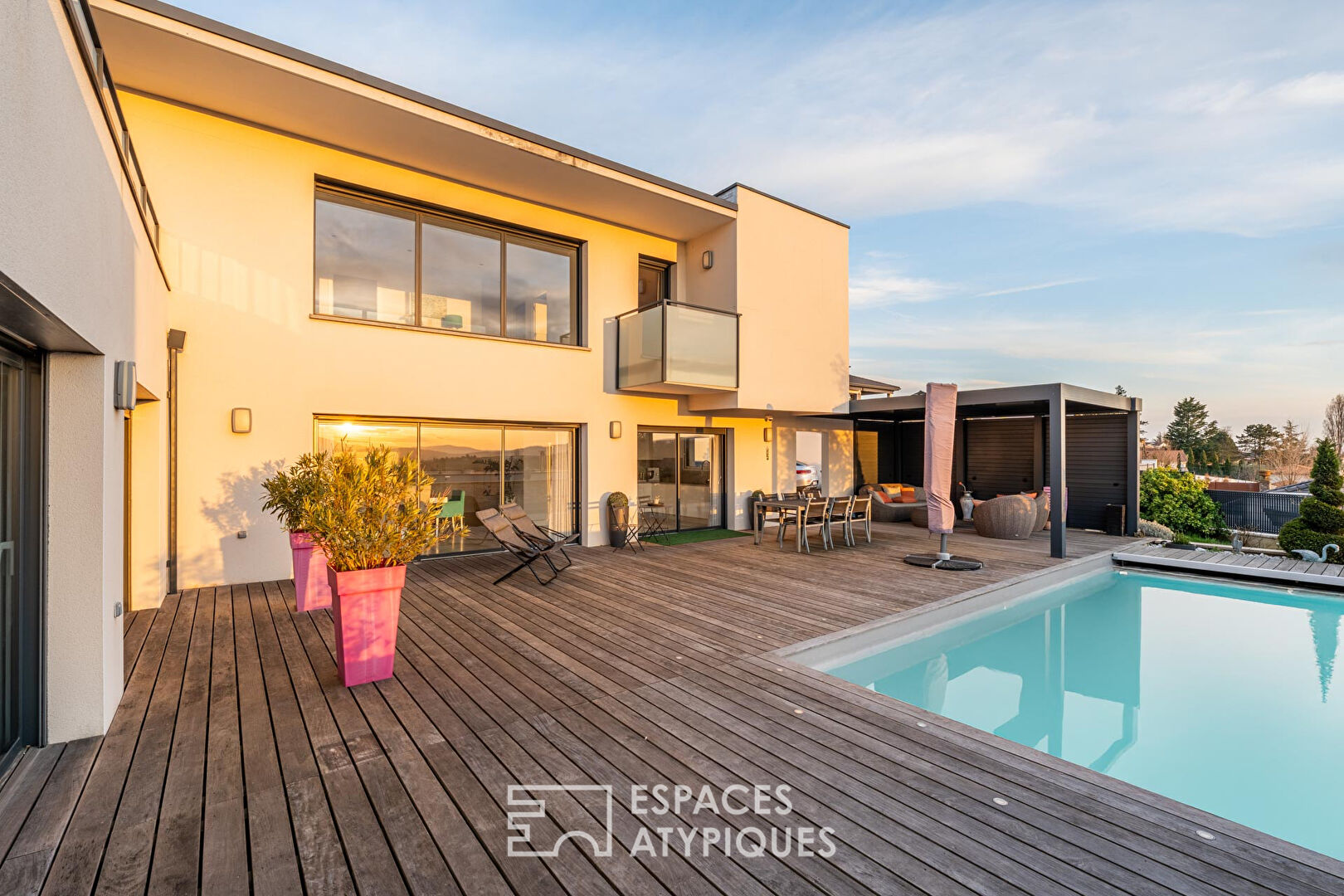 Maison contemporaine avec piscine et vue sur les Monts du Lyonnais