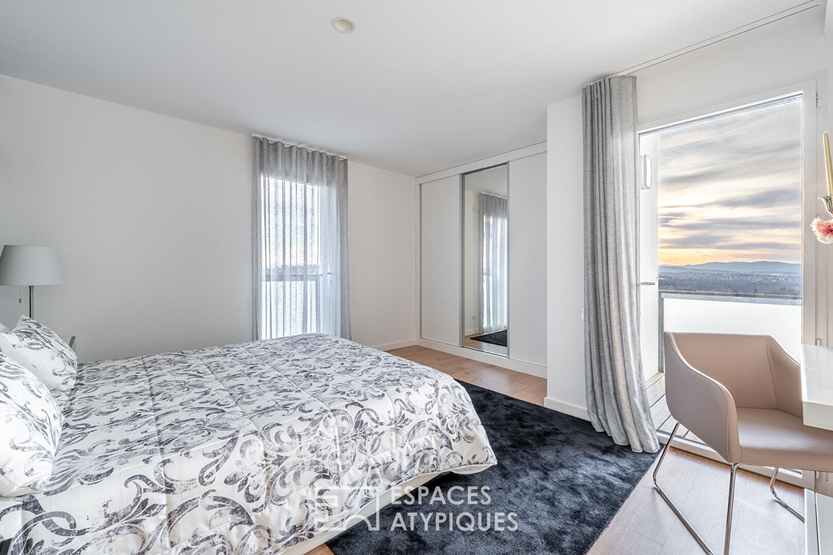 Maison contemporaine avec piscine et vue sur les Monts du Lyonnais