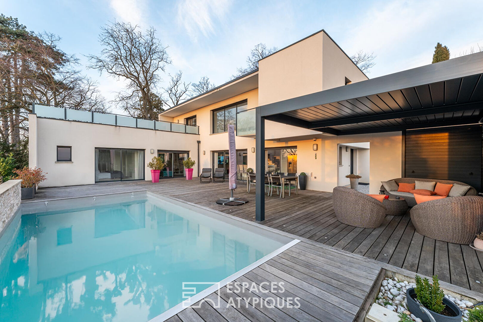 Maison contemporaine avec piscine et vue sur les Monts du Lyonnais