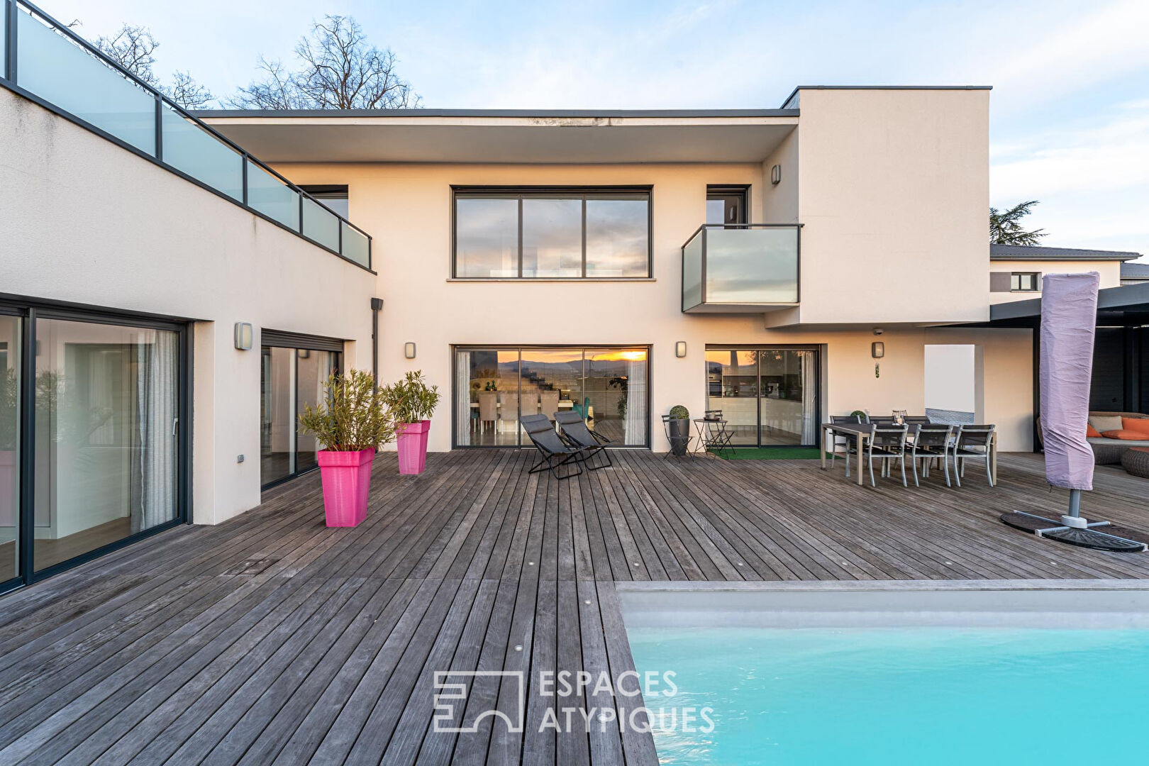 Maison contemporaine avec piscine et vue sur les Monts du Lyonnais