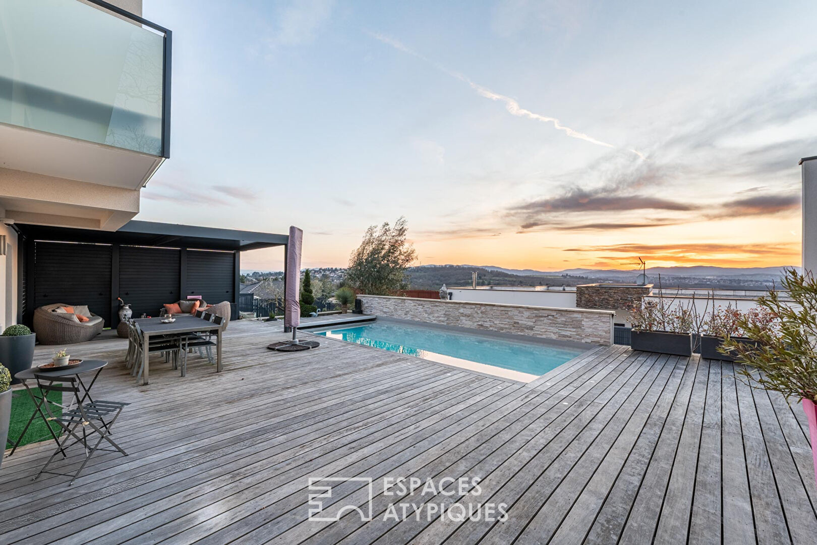 Maison contemporaine avec piscine et vue sur les Monts du Lyonnais