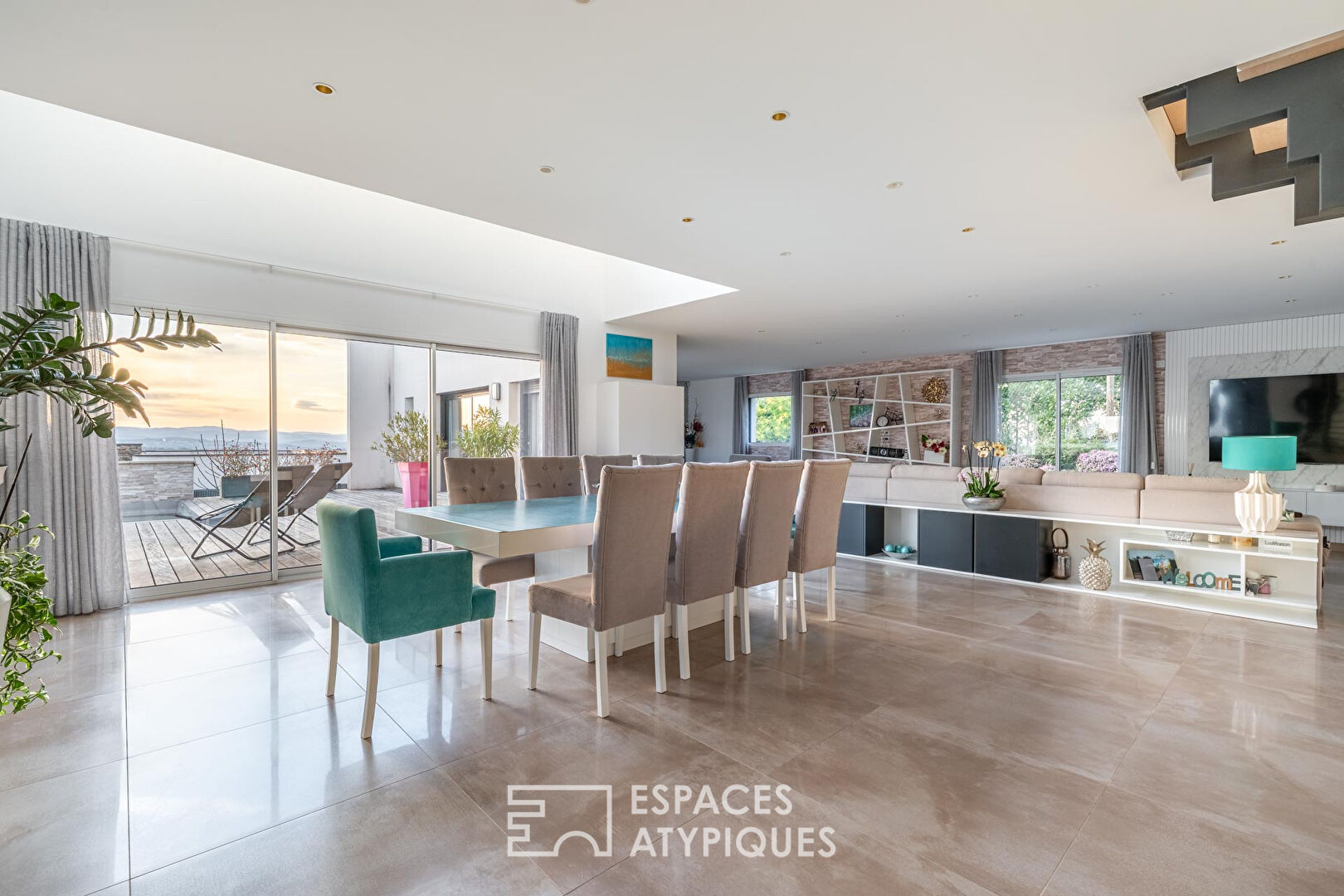 Maison contemporaine avec piscine et vue sur les Monts du Lyonnais