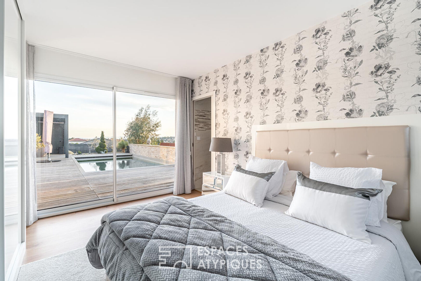 Maison contemporaine avec piscine et vue sur les Monts du Lyonnais