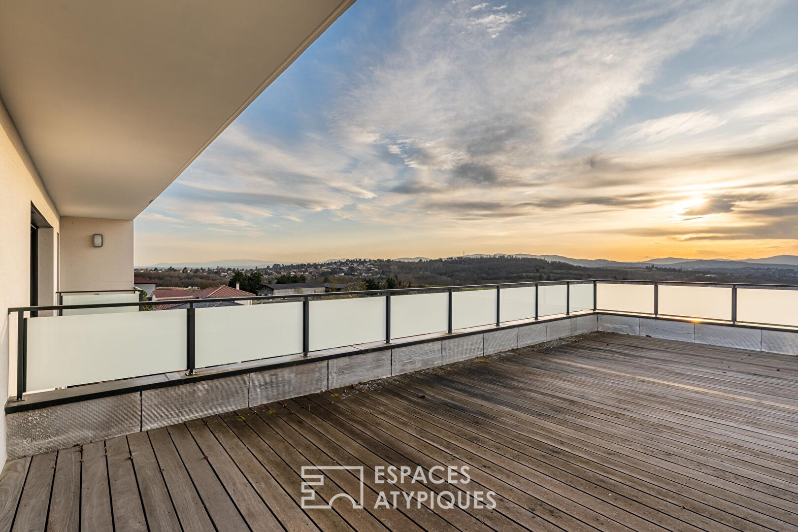 Maison contemporaine avec piscine et vue sur les Monts du Lyonnais