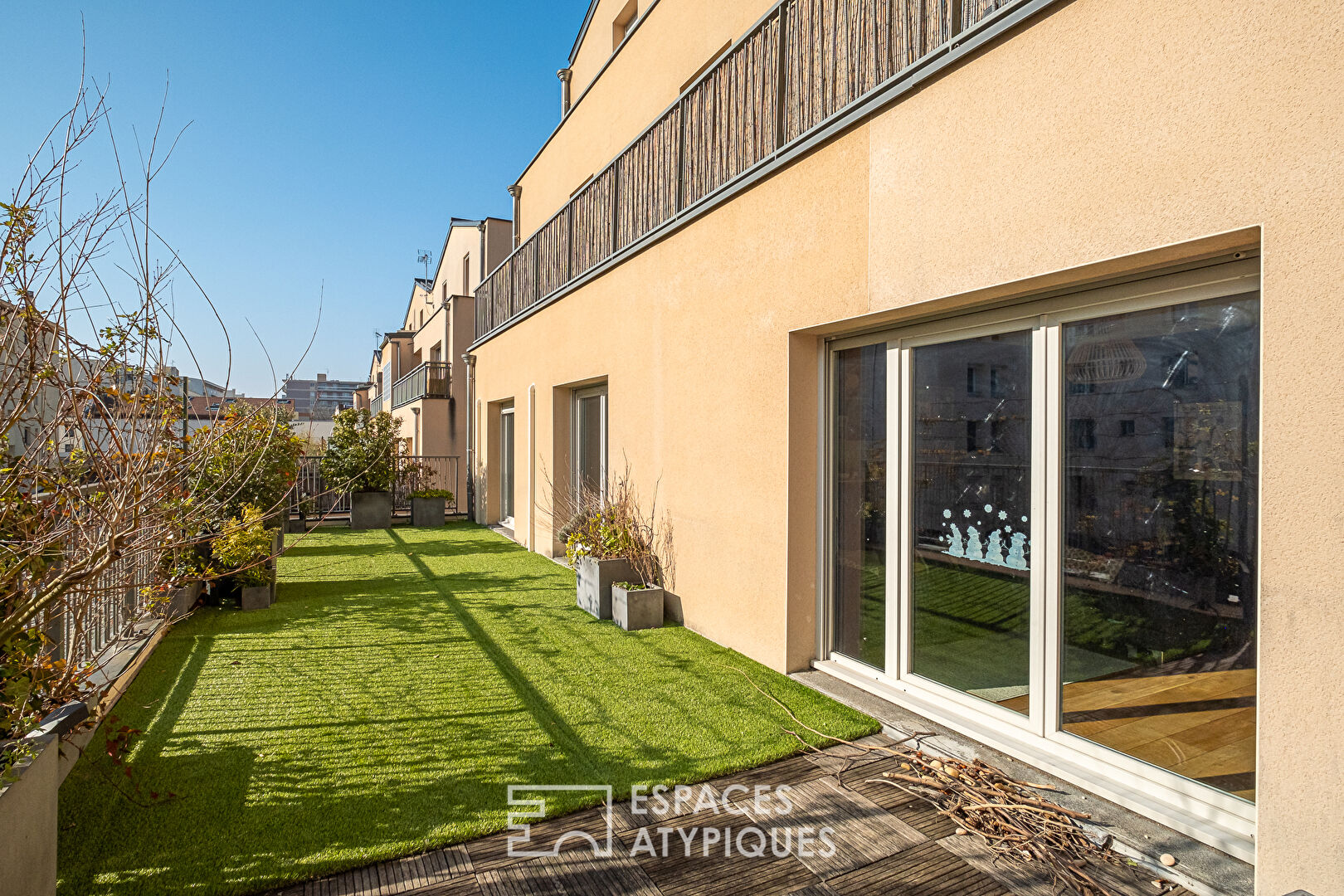 Contemporary apartment with terrace in Monplaisir