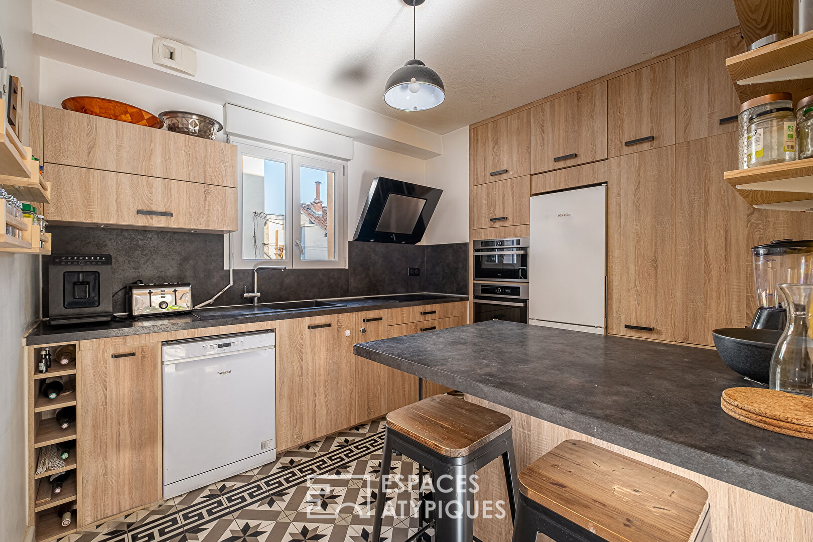 Contemporary apartment with terrace in Monplaisir