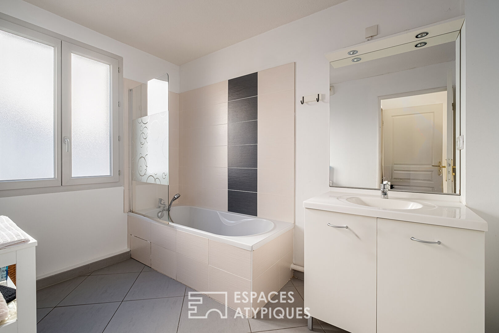 Contemporary apartment with terrace in Monplaisir