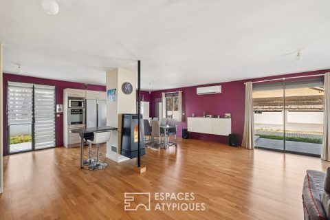 Family house with garden with swimming pool in Jonage