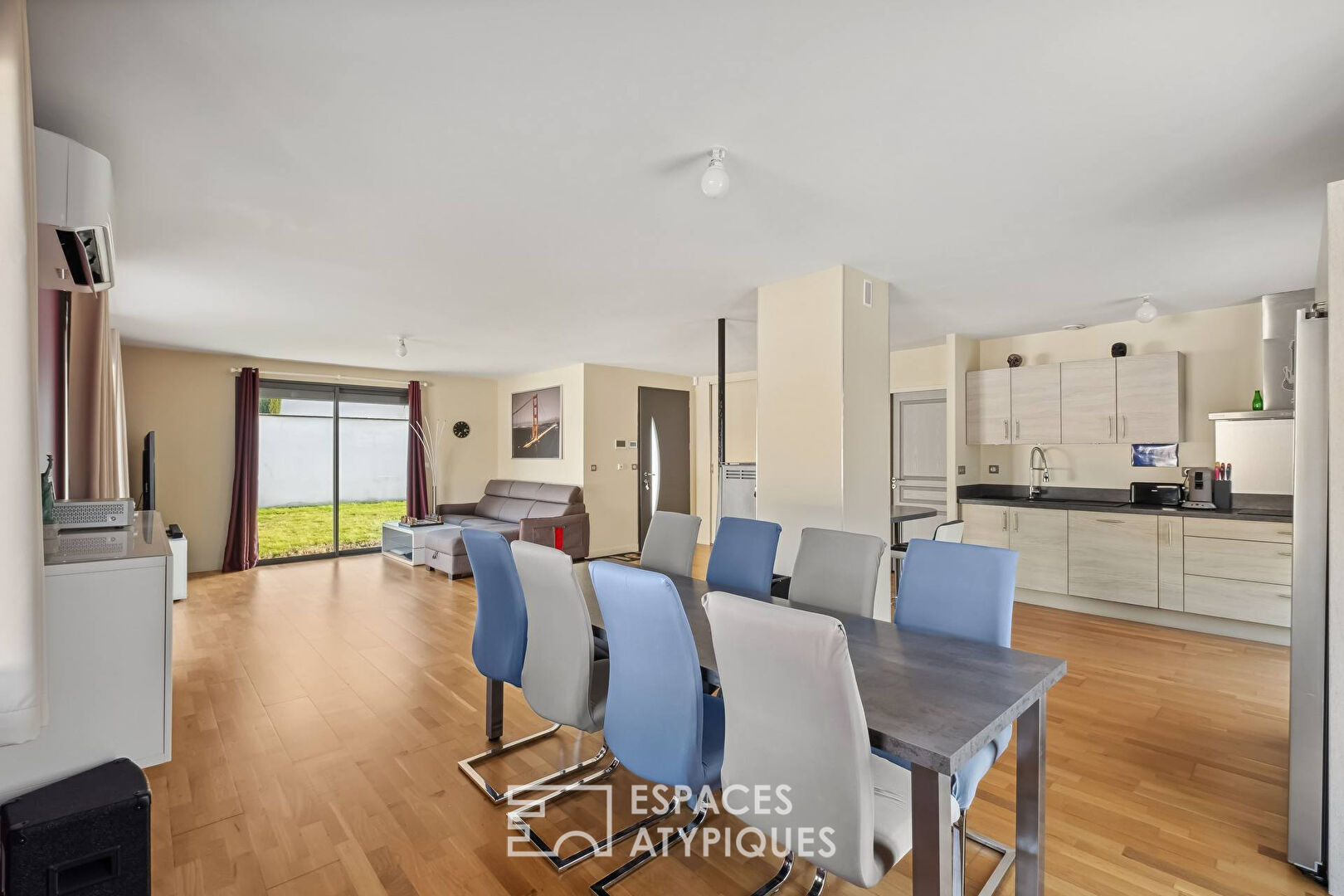 Family house with garden with swimming pool in Jonage