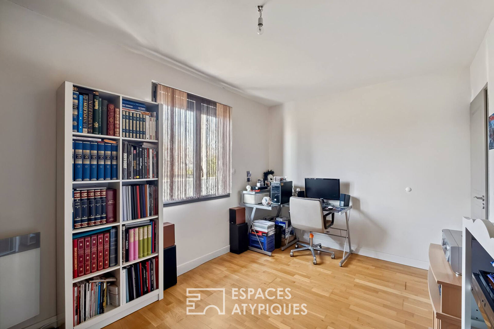 Family house with garden with swimming pool in Jonage