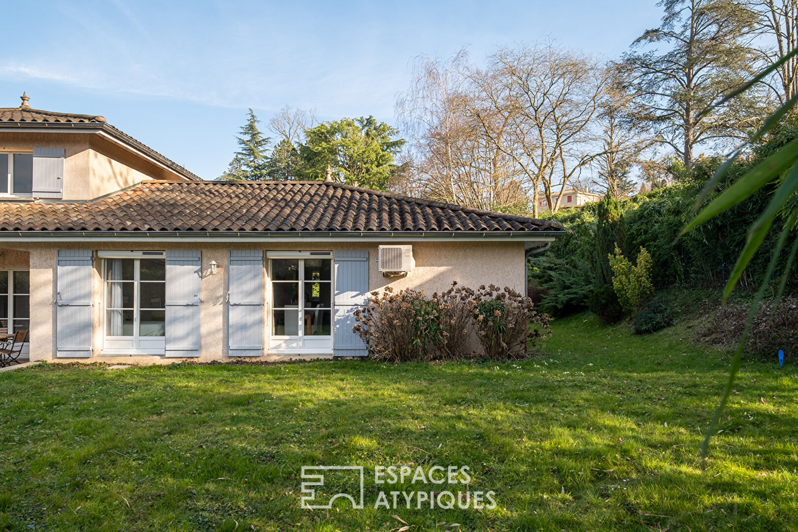 Maison de plain pied avec jardin bucolique
