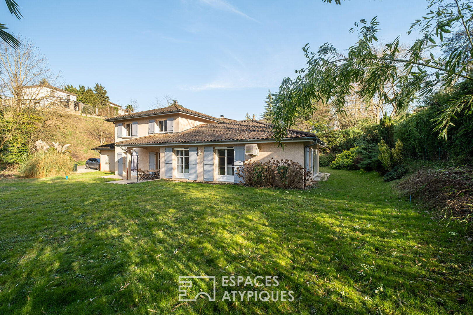 Maison de plain pied avec jardin bucolique