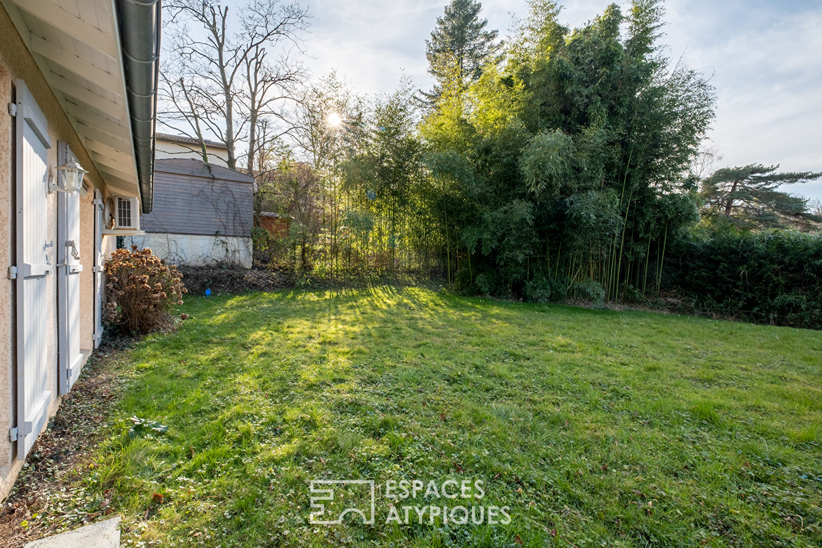 Maison de plain pied avec jardin bucolique