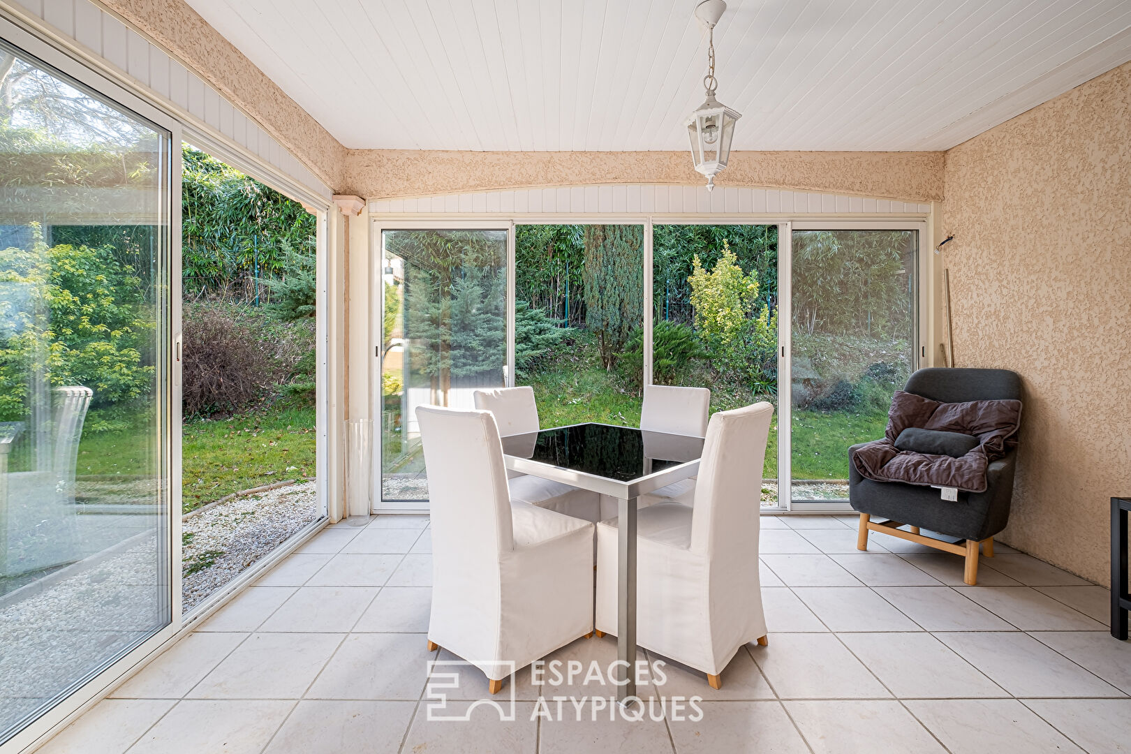 Maison de plain pied avec jardin bucolique