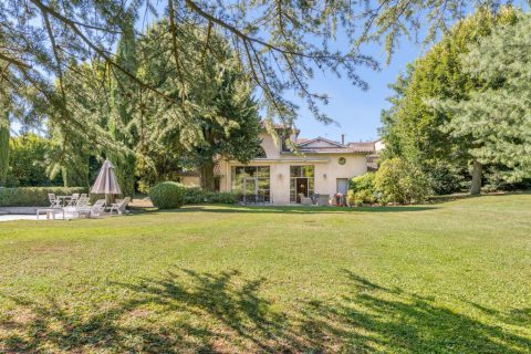 1800 mansion with swimming pool and large bucolic garden