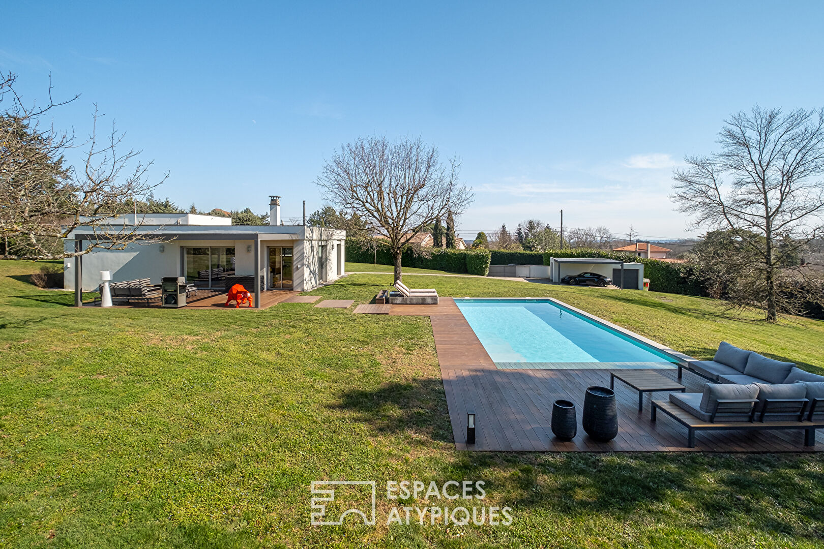 Maison d’architecte avec vue dans un environnement bucolique