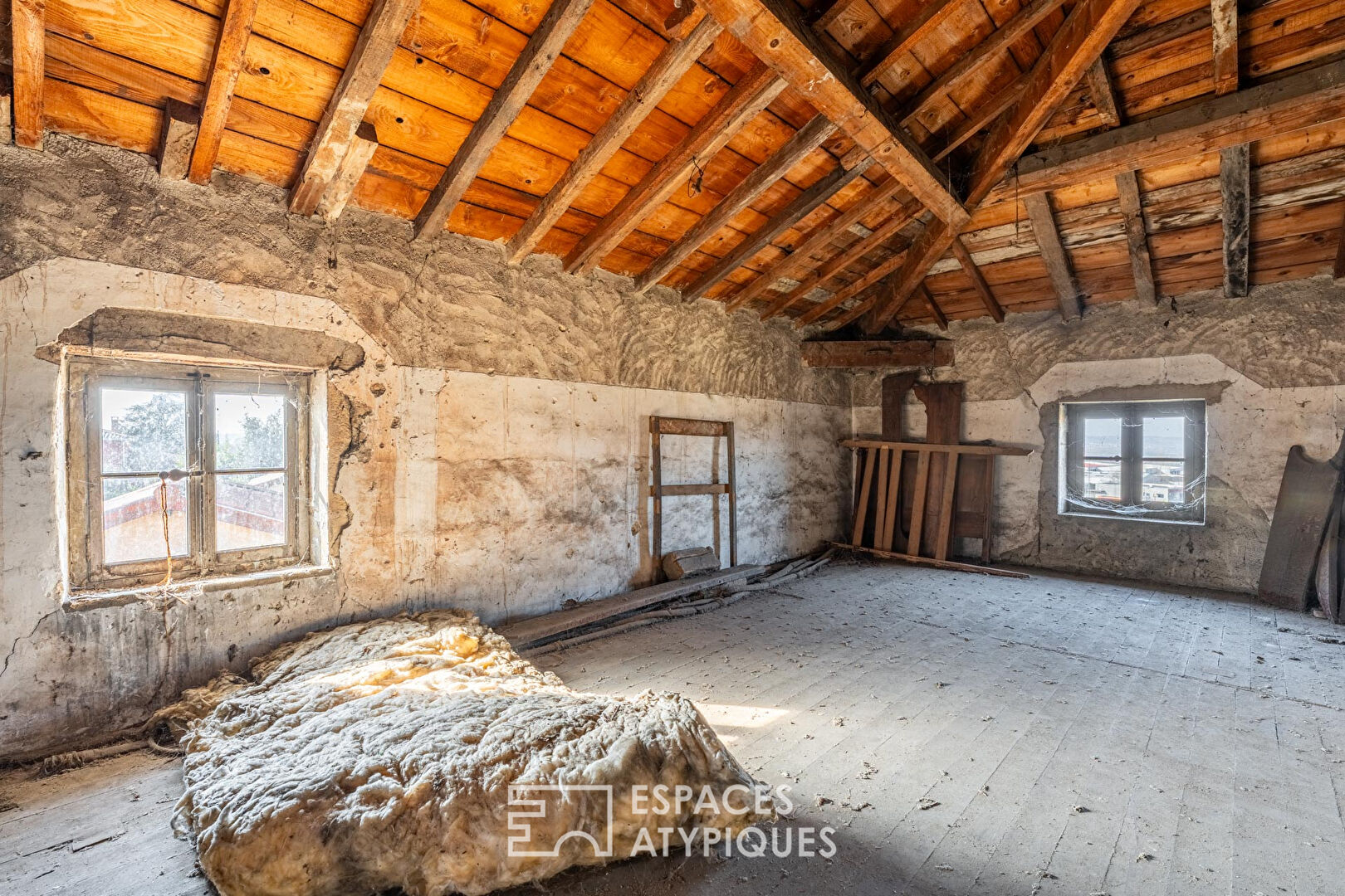 Maison de caractère en pierres dorées à rénover avec ses dépendances, son jardin et son terrain piscinable à Lissieu