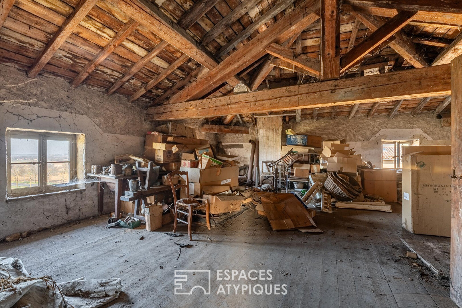 Maison de caractère en pierres dorées à rénover avec ses dépendances, son jardin et son terrain piscinable à Lissieu