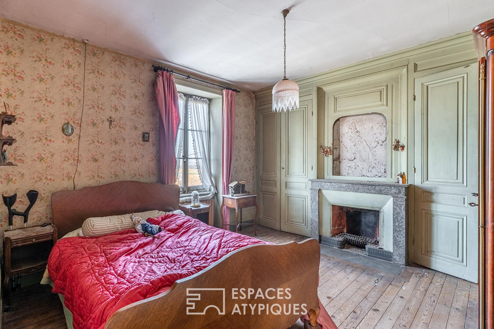 Maison de caractère en pierres dorées à rénover avec ses dépendances, son jardin et son terrain piscinable à Lissieu