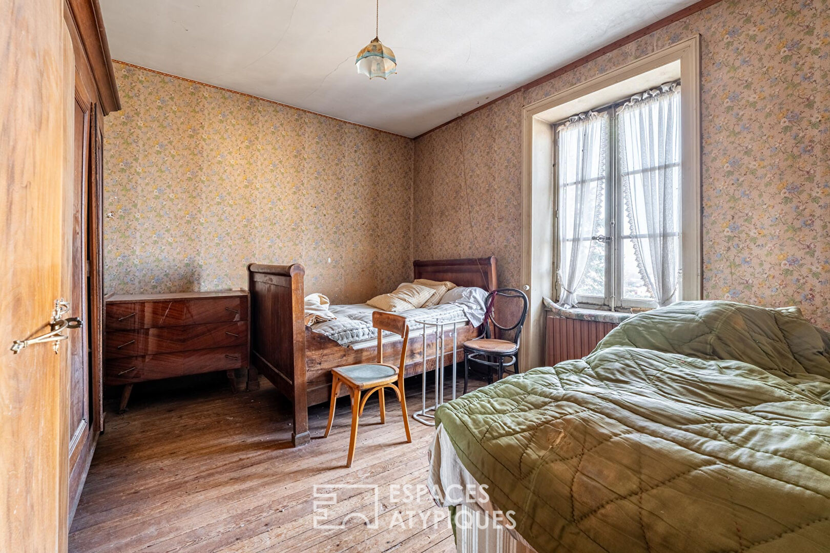 Maison de caractère en pierres dorées à rénover avec ses dépendances, son jardin et son terrain piscinable à Lissieu