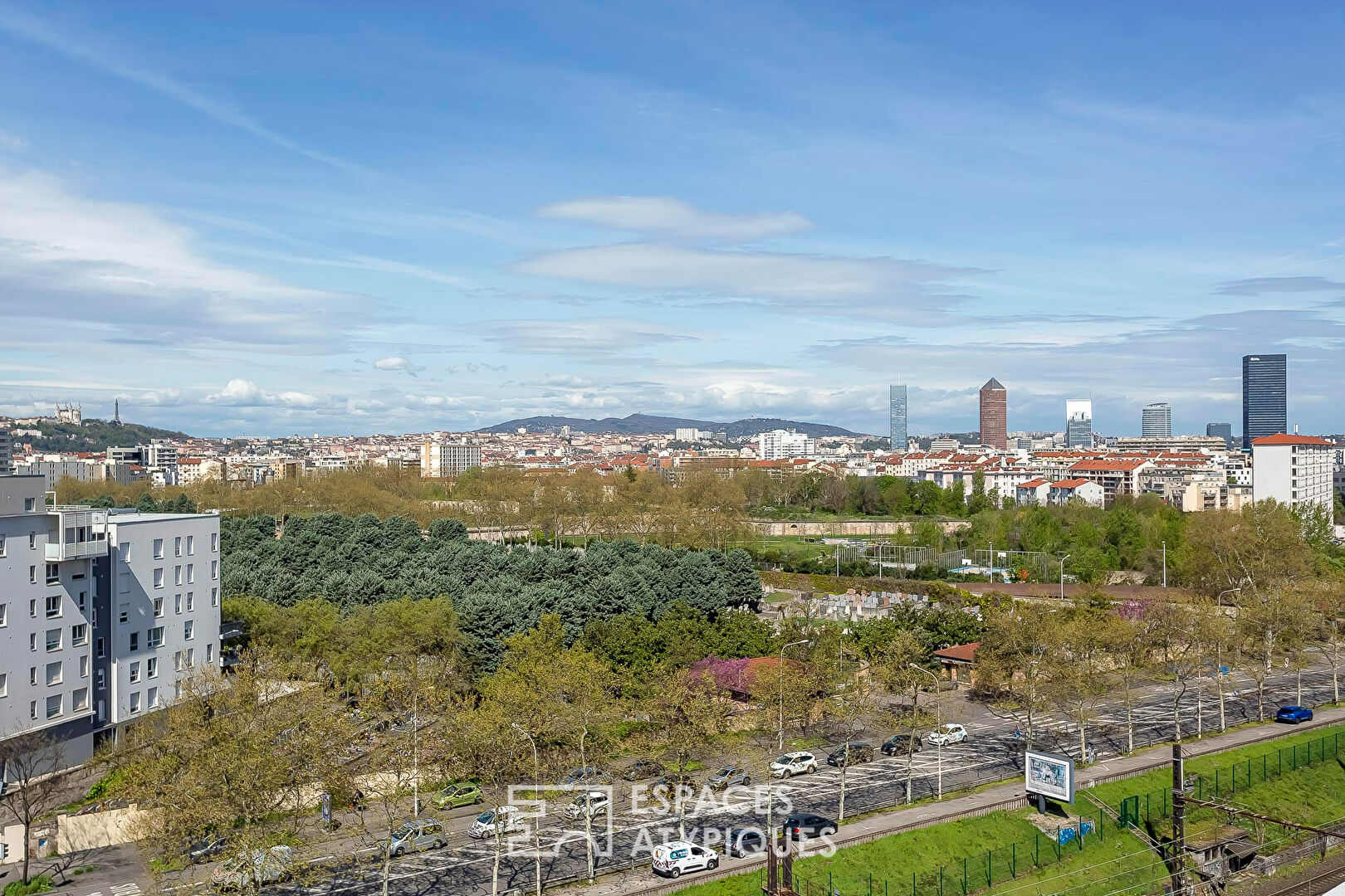 Toit terrasse plein ciel et pergola avec vue sur Lyon