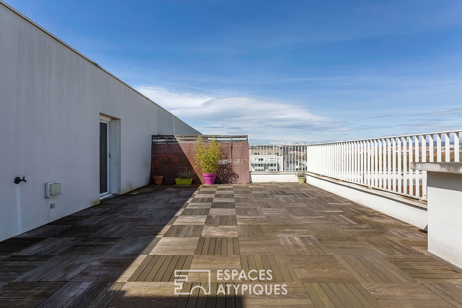 Toit terrasse plein ciel et pergola avec vue sur Lyon