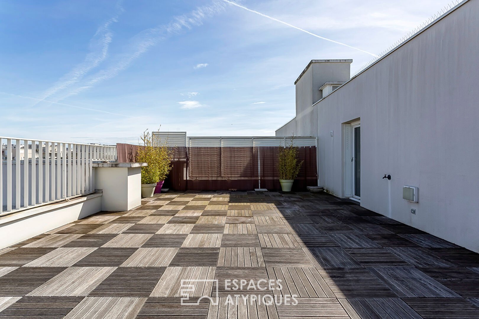 Full-sky roof terrace and 91sqm pergola