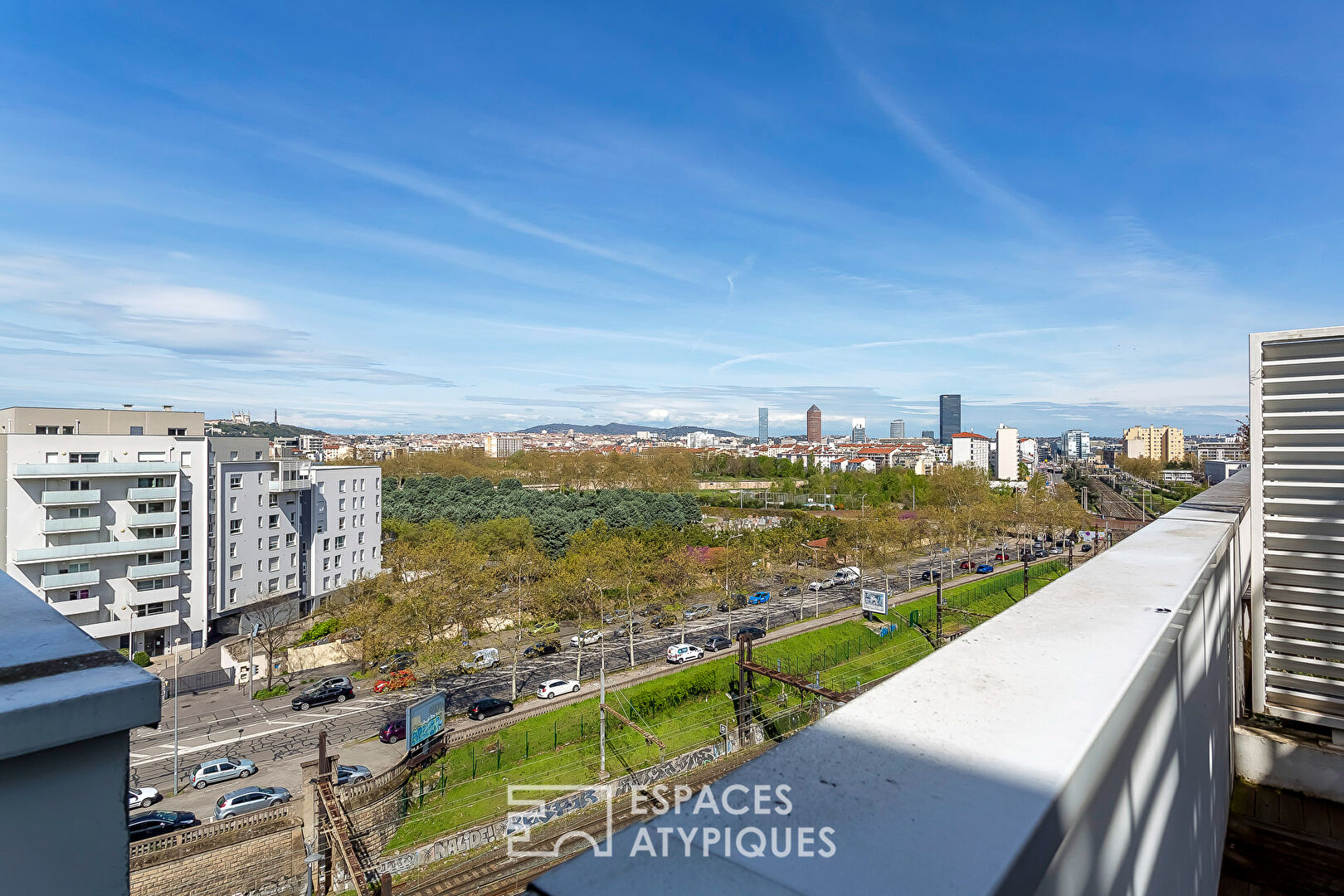 Toit terrasse plein ciel et pergola avec vue sur Lyon