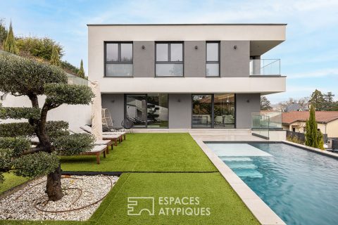 Maison contemporaine d&rsquo;architecte avec vue panoramique et piscine